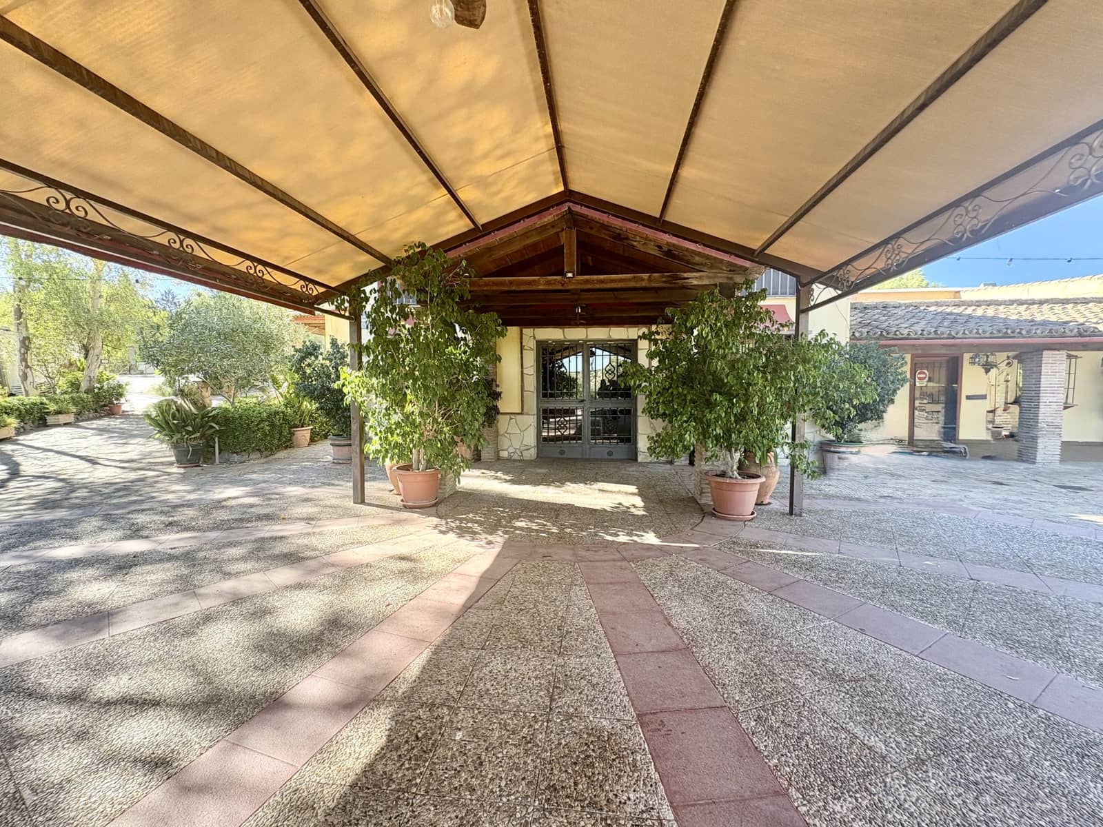 2 bedroom Business for sale in Olvera with garage - € 1,395,000 (Ref: 9228873)