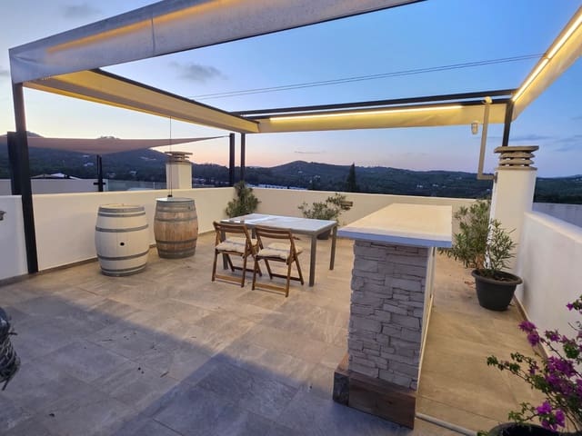 3 makuuhuone Paritalo myytävänä paikassa Roca Llisa, Santa Eulalia / Santa Eularia mukana uima-altaan 
autotalli - 990 000 € (Ref: 9262668)