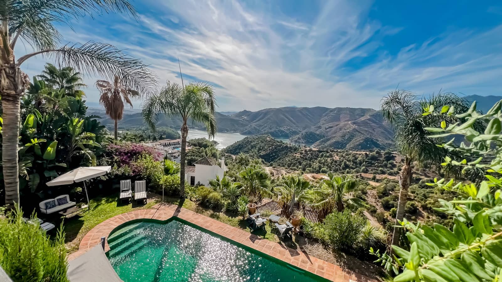 4 sypialnia Willa na sprzedaż w Istan z basenem garażem - 1 850 000 € (Ref: 9269819)