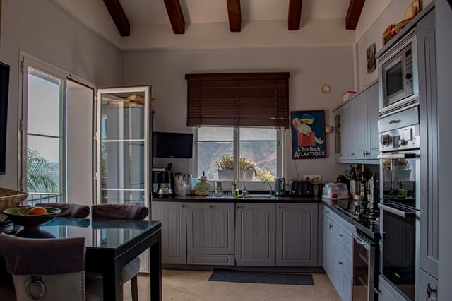 4 soveværelse Villa til salg i Istán med swimmingpool garage - € 1.850.000 (Ref: 9269819)