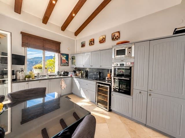 Chalet de 4 habitaciones en Istán en venta con piscina garaje - 1.675.000 € (Ref: 9269819)
