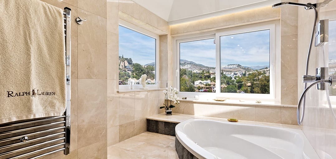 5 makuuhuone Huvila myytävänä paikassa La Quinta mukana uima-altaan 
autotalli - 1 999 000 € (Ref: 9272681)