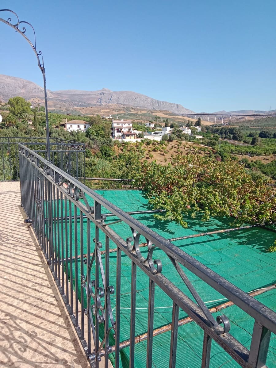 6 makuuhuone Maalaistalo myytävänä paikassa Alora mukana uima-altaan 
autotalli - 250 000 € (Ref: 9285287)