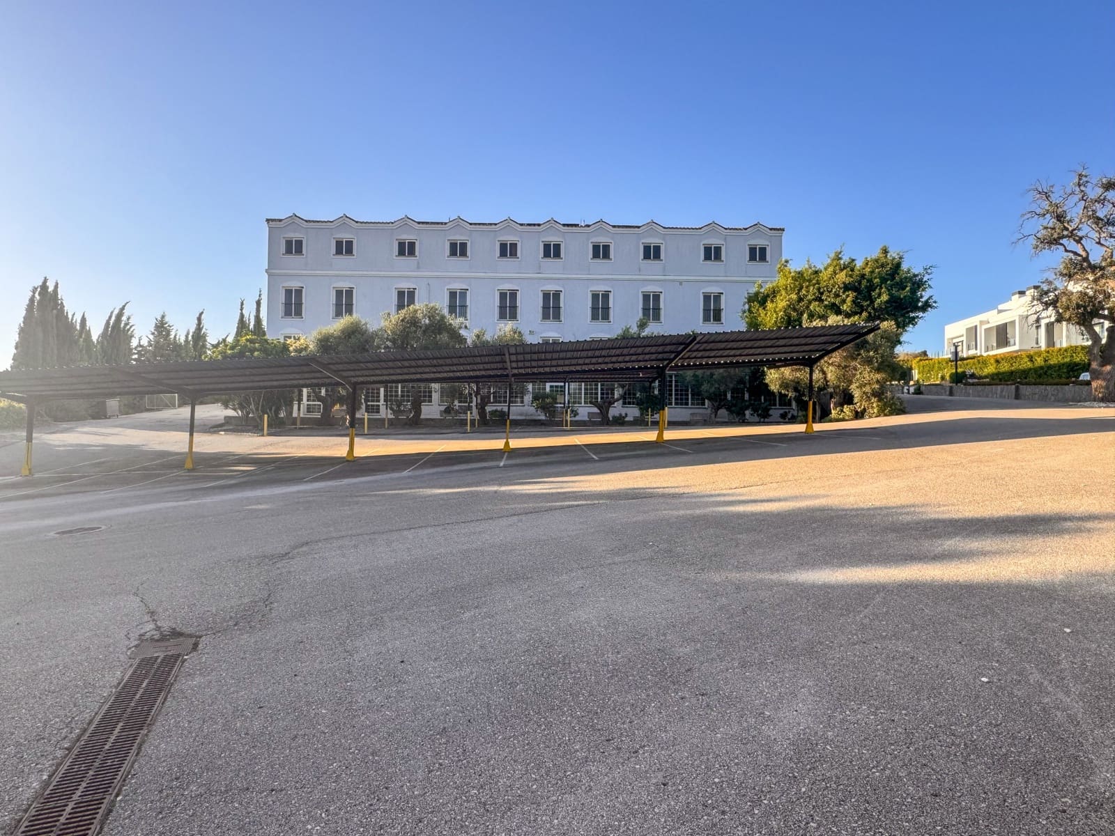 84 Zimmer Hotel zu verkaufen in Sotogrande mit Pool Garage - 9.500.000 € (Ref: 9301094)