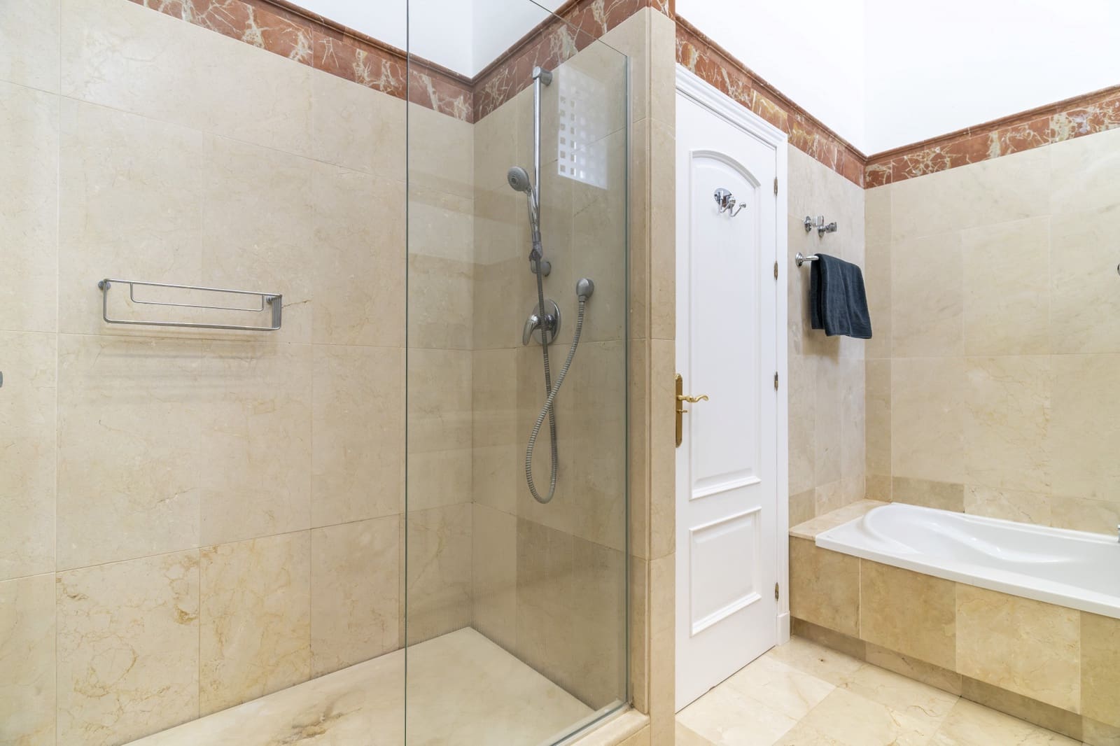 3 soverom Villa til salgs i Istan med svømmebasseng garasje - € 1 695 000 (Ref: 9305181)