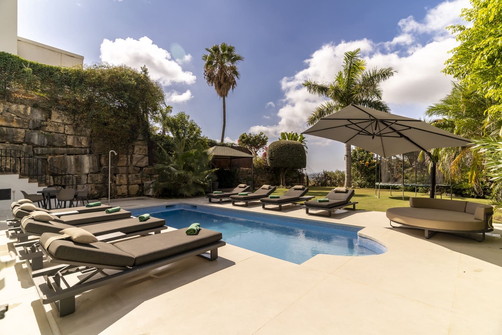 3 soverom Villa til salgs i Istan med svømmebasseng garasje - € 1 695 000 (Ref: 9305181)