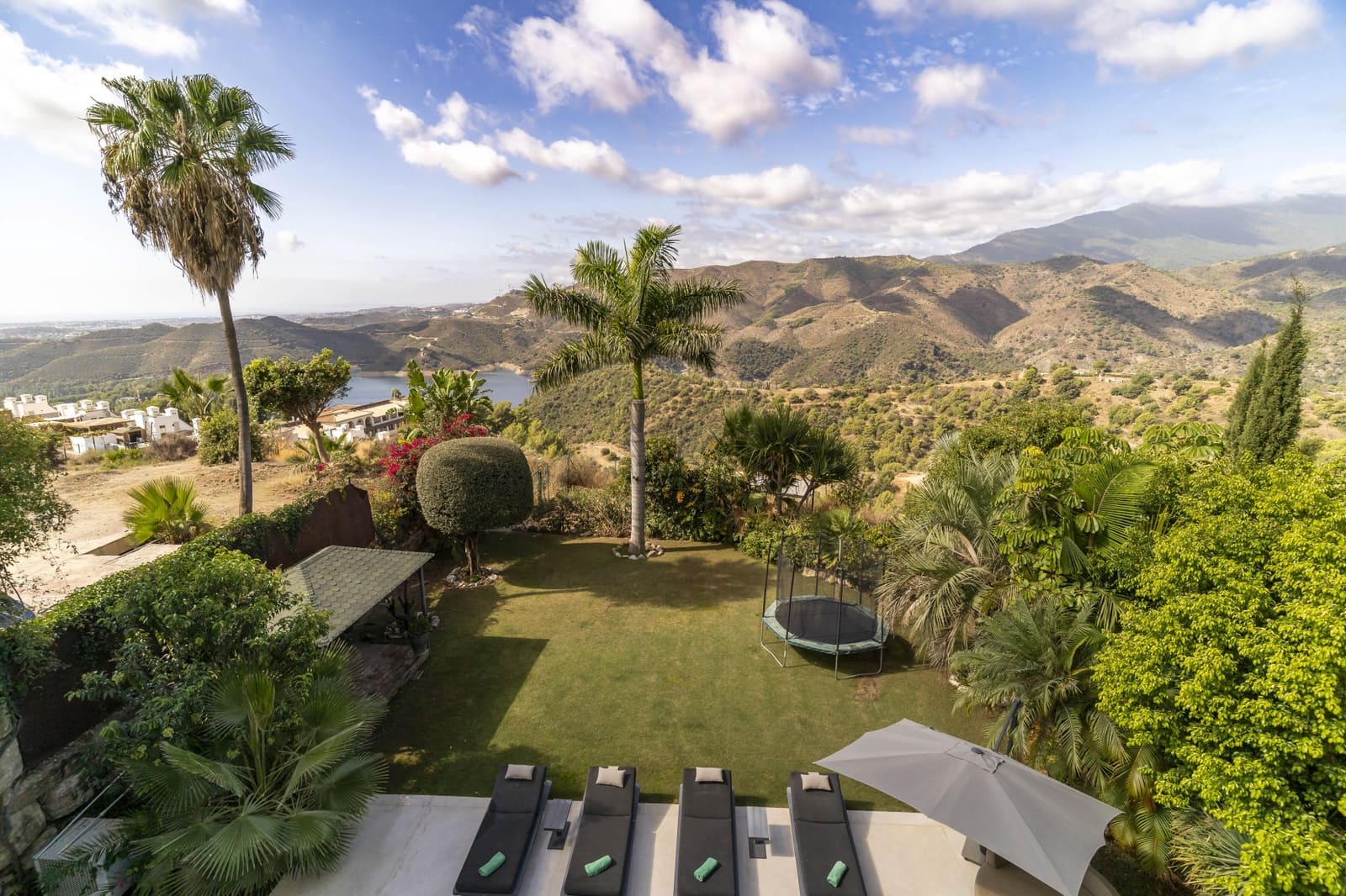 3 soverom Villa til salgs i Istan med svømmebasseng garasje - € 1 695 000 (Ref: 9305181)