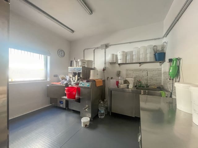 Commercial for sale in Ibiza / Eivissa town with garage - € 700,000 (Ref: 9344654)