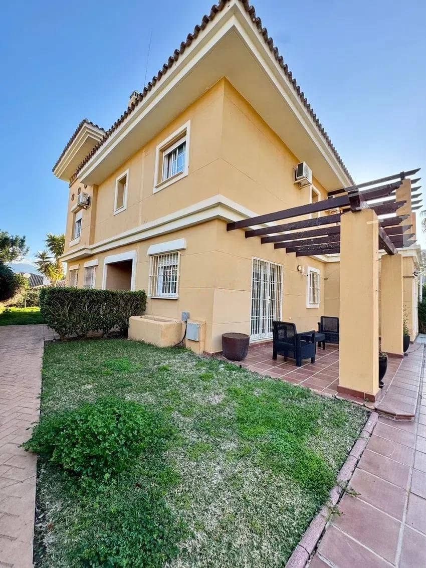 4 soveværelse Villa til salg i Mijas Costa med swimmingpool garage - € 820.000 (Ref: 9355915)