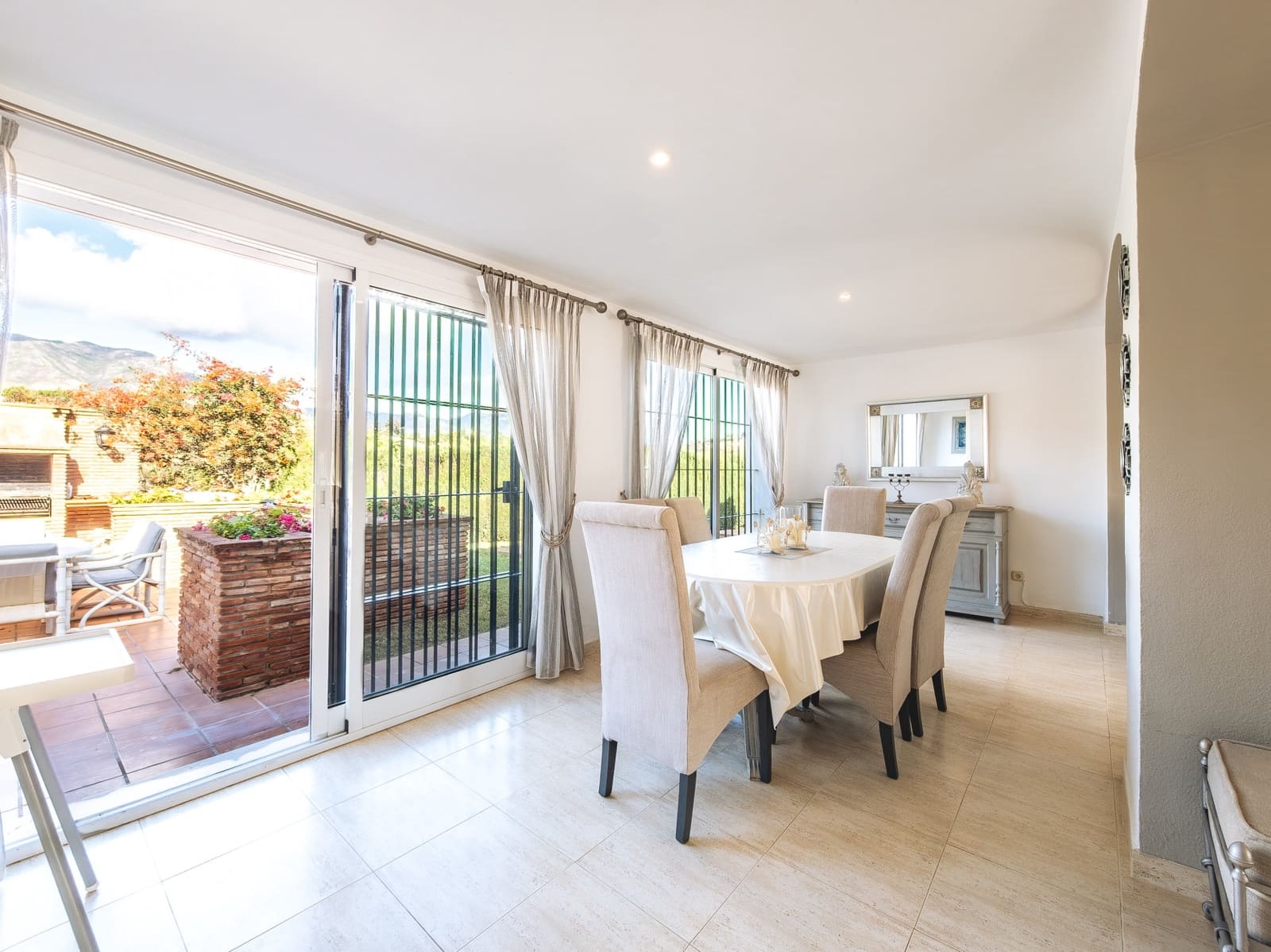 5 makuuhuone Huvila myytävänä paikassa Mijas Costa mukana uima-altaan 
autotalli - 1 000 000 € (Ref: 9359388)