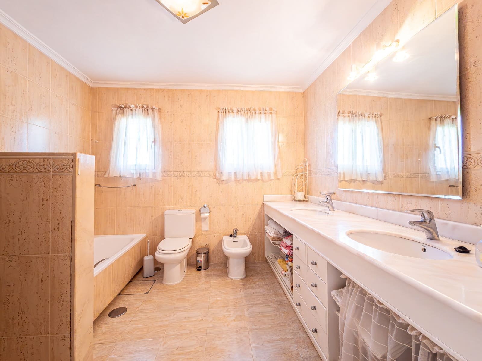 5 makuuhuone Huvila myytävänä paikassa Mijas Costa mukana uima-altaan 
autotalli - 1 000 000 € (Ref: 9359388)