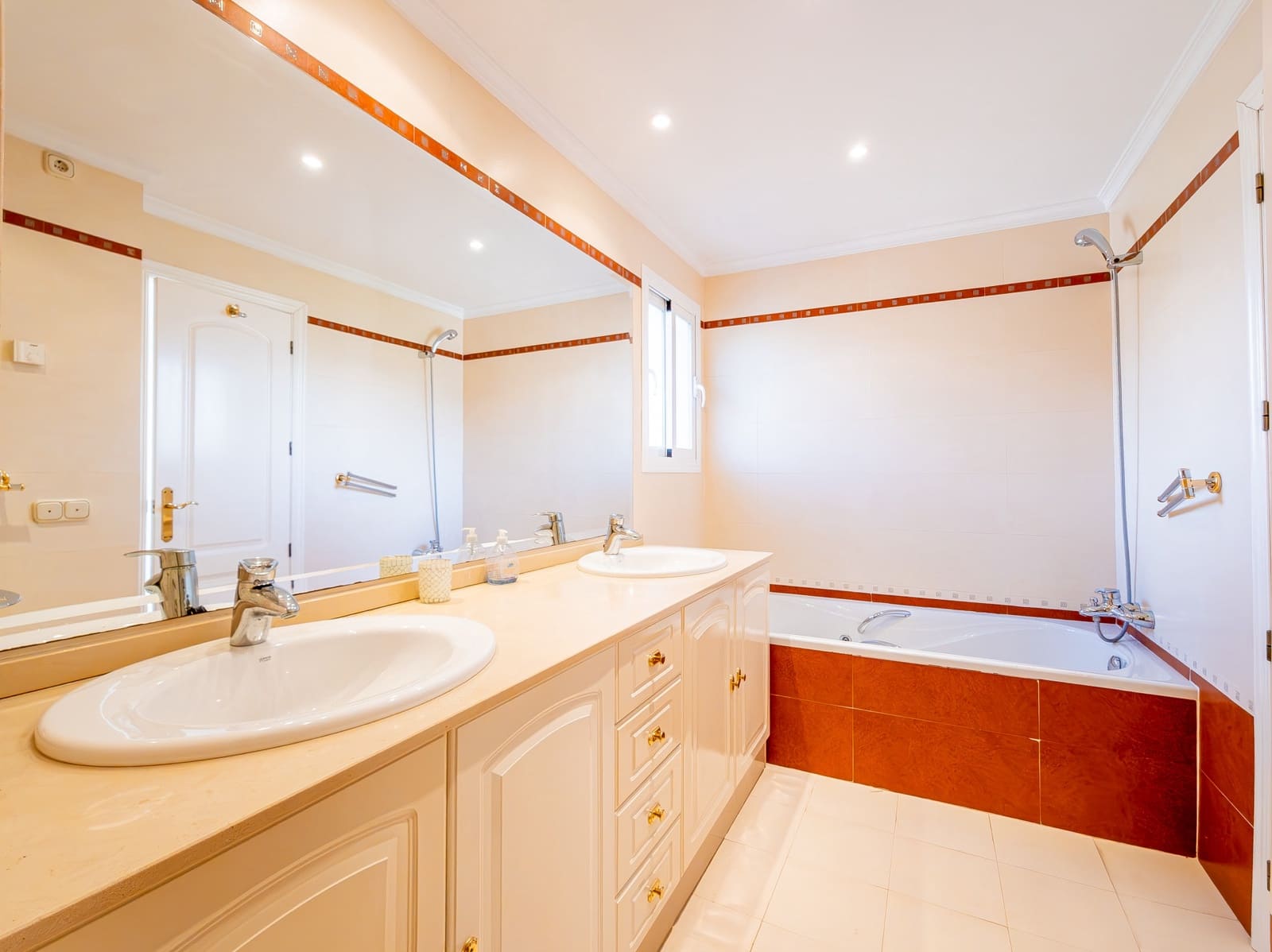 5 makuuhuone Huvila myytävänä paikassa Mijas Costa mukana uima-altaan 
autotalli - 1 000 000 € (Ref: 9359388)