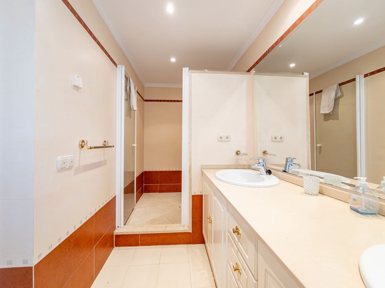 5 makuuhuone Huvila myytävänä paikassa Mijas Costa mukana uima-altaan 
autotalli - 1 000 000 € (Ref: 9359388)