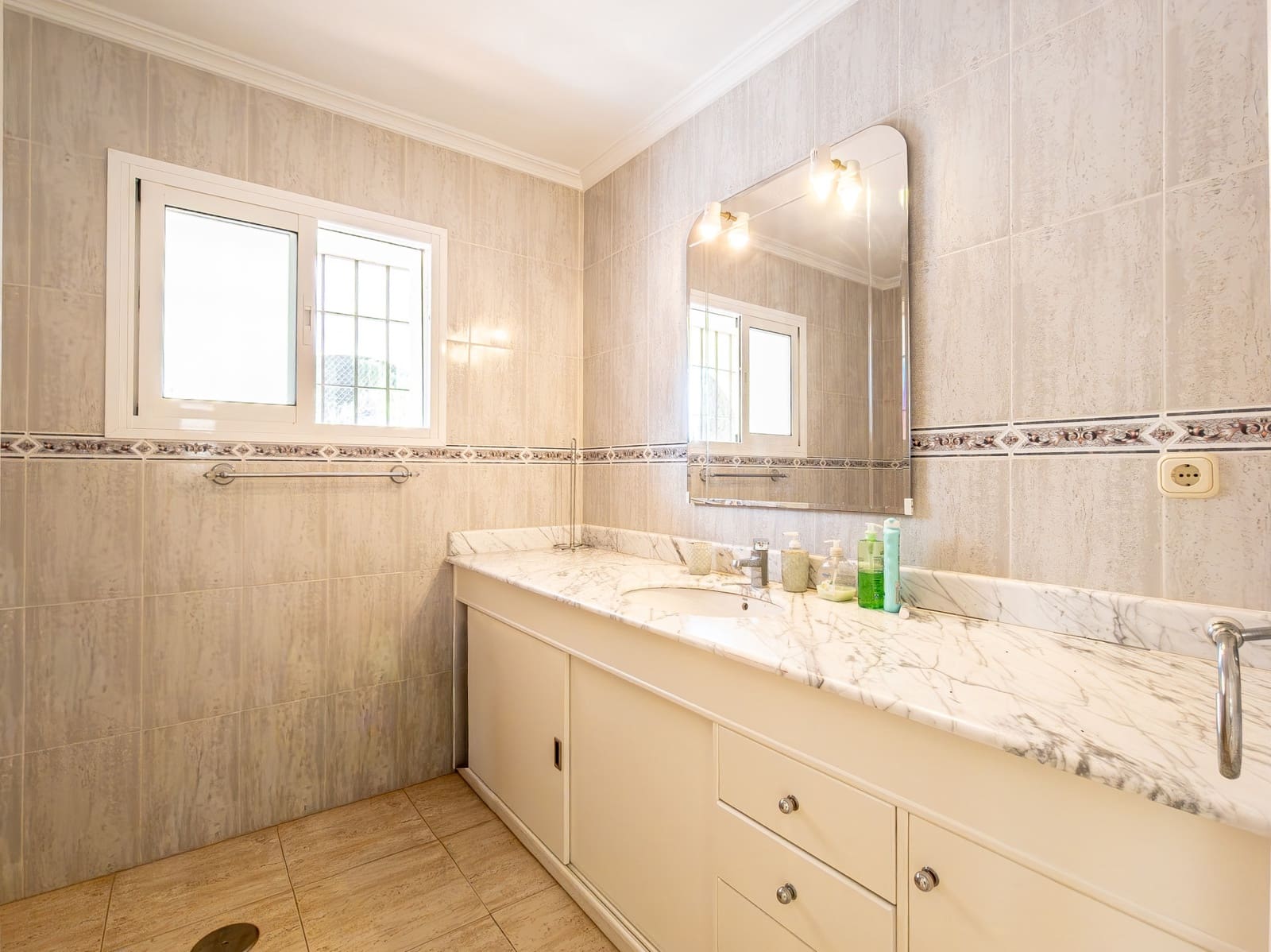 5 makuuhuone Huvila myytävänä paikassa Mijas Costa mukana uima-altaan 
autotalli - 1 000 000 € (Ref: 9359388)