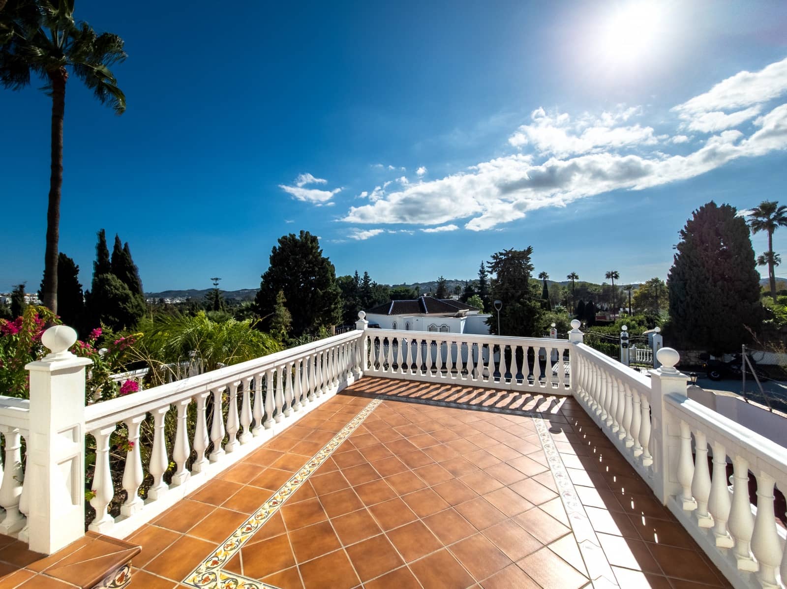 5 makuuhuone Huvila myytävänä paikassa Mijas Costa mukana uima-altaan 
autotalli - 1 000 000 € (Ref: 9359388)