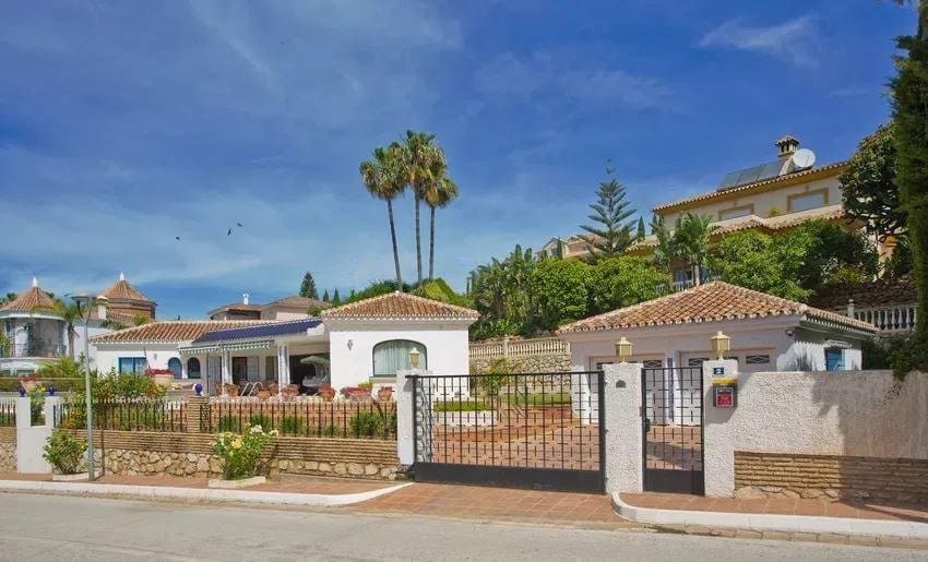 3 soveværelse Villa til salg i Mijas Costa med swimmingpool garage - € 1.800.000 (Ref: 9362389)