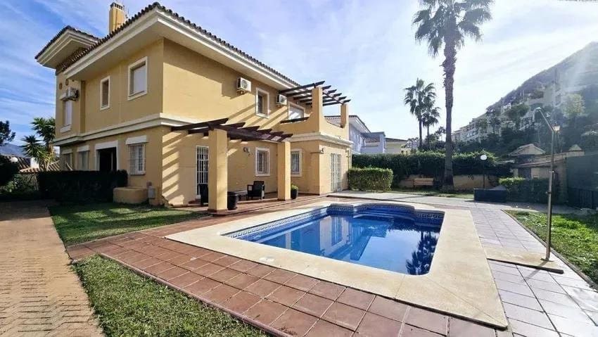 4 soveværelse Villa til salg i Mijas Costa med swimmingpool garage - € 790.000 (Ref: 9362391)