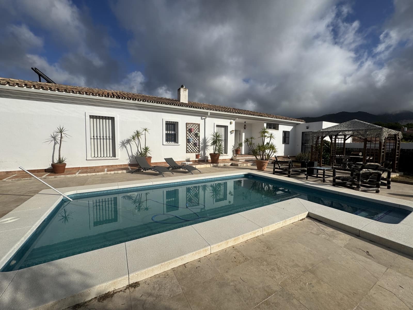5 soverom Villa til salgs i Pinos de Alhaurin med svømmebasseng garasje - € 1 300 000 (Ref: 9367348)