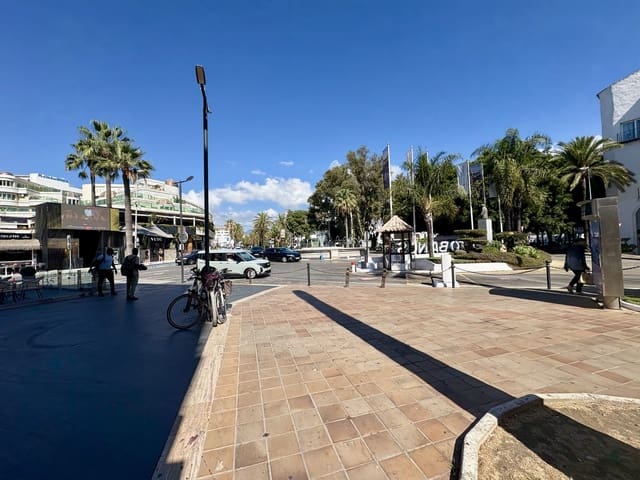 3 soveværelse Lejlighed til salg i Puerto Banus, Marbella med garage - € 1.095.000 (Ref: 9377891)