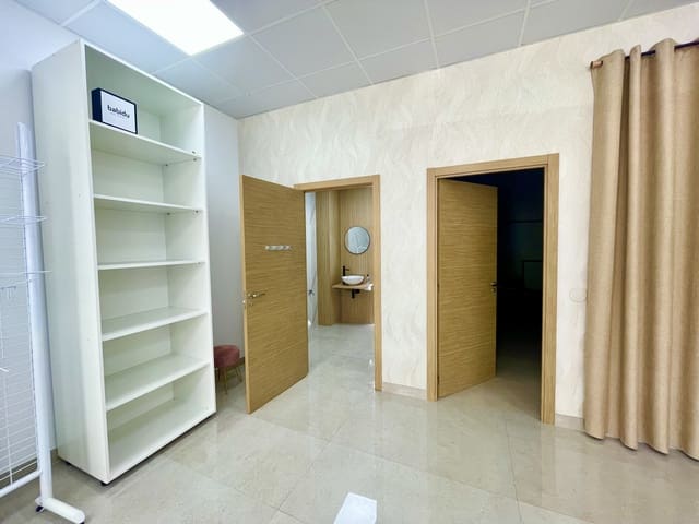 Bedrijf te koop in Roquetas de Mar - € 175.000 (Ref: 9382572)