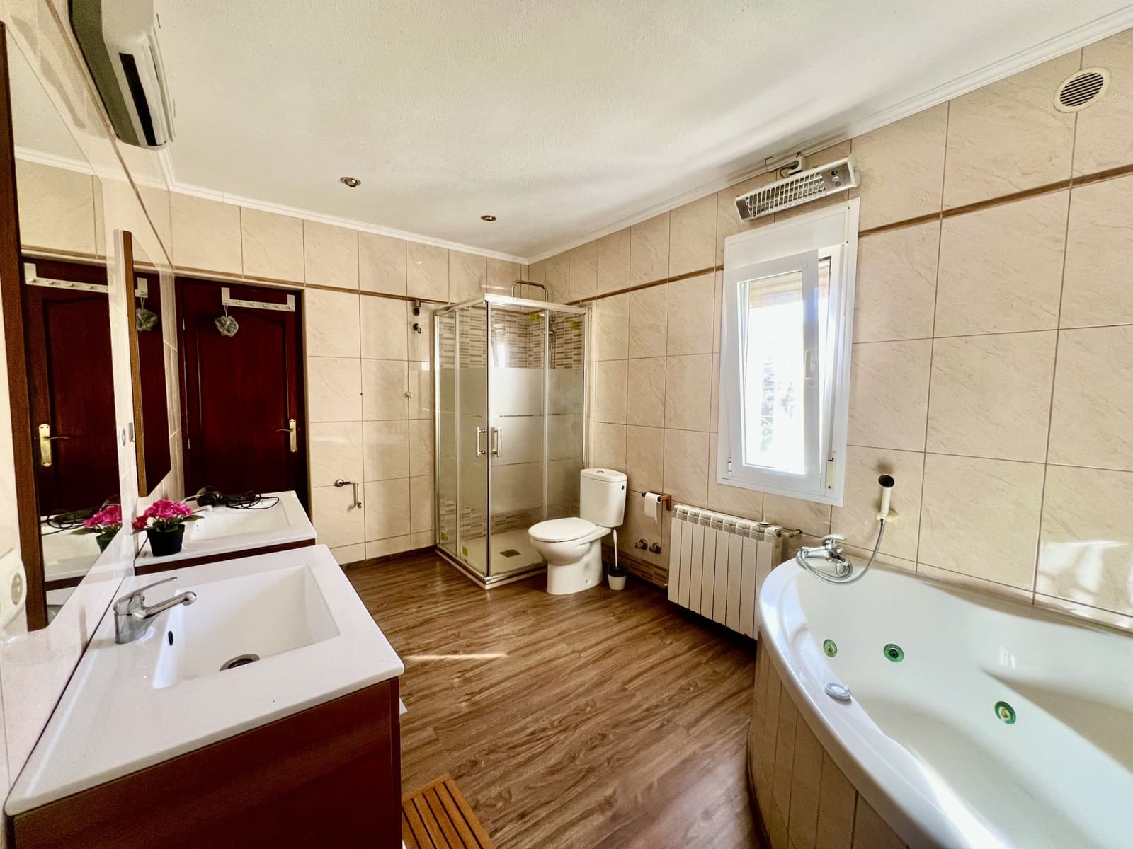 5 makuuhuone Huvila myytävänä paikassa Felix mukana uima-altaan 
autotalli - 377 000 € (Ref: 9395902)