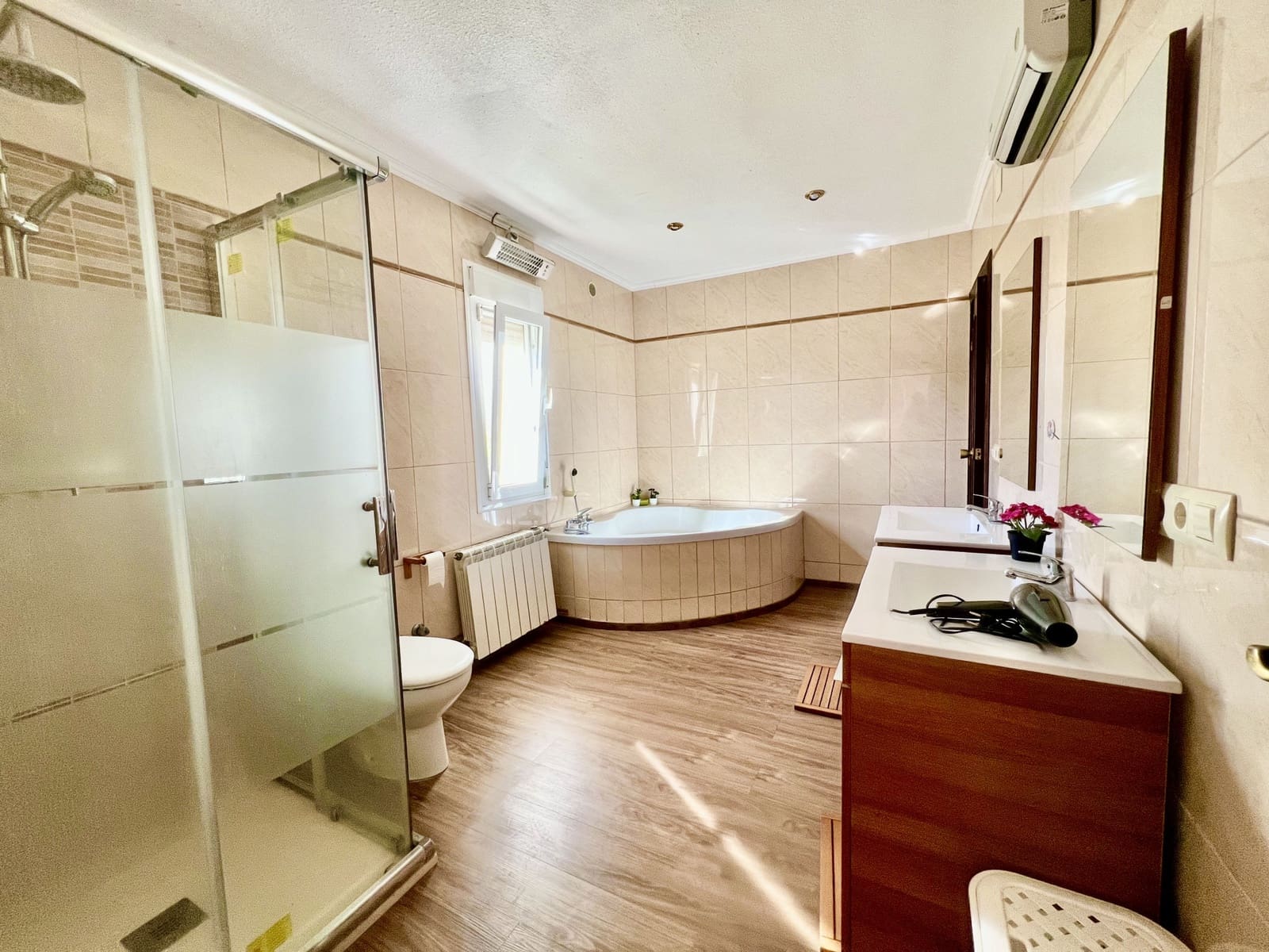 5 makuuhuone Huvila myytävänä paikassa Felix mukana uima-altaan 
autotalli - 377 000 € (Ref: 9395902)