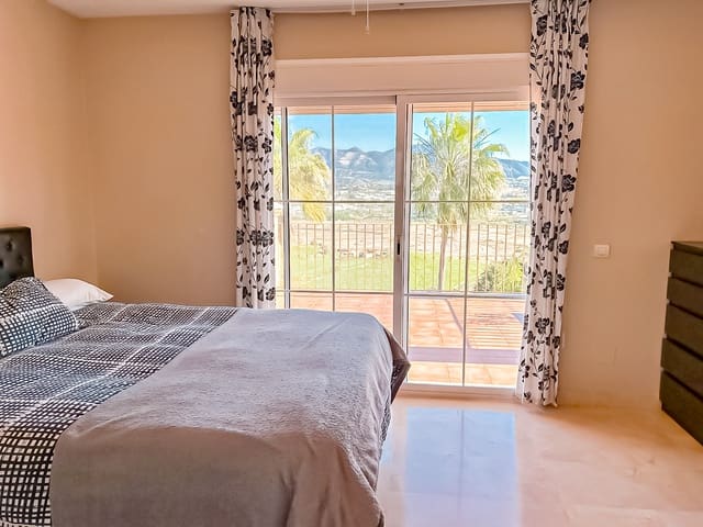 4 soveværelse Villa til salg i Mijas Costa, Mijas med swimmingpool - € 995.000 (Ref: 9415800)