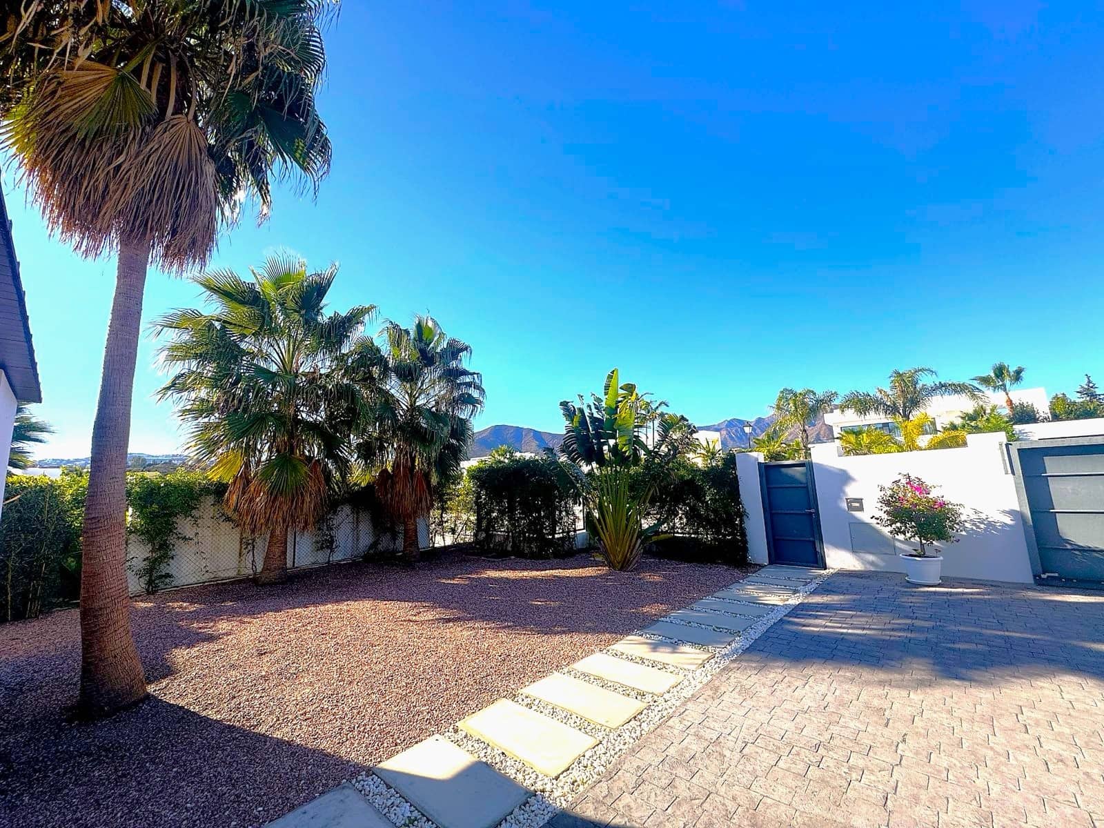 4 soveværelse Villa til salg i Mijas Costa med swimmingpool garage - € 1.950.000 (Ref: 9433310)