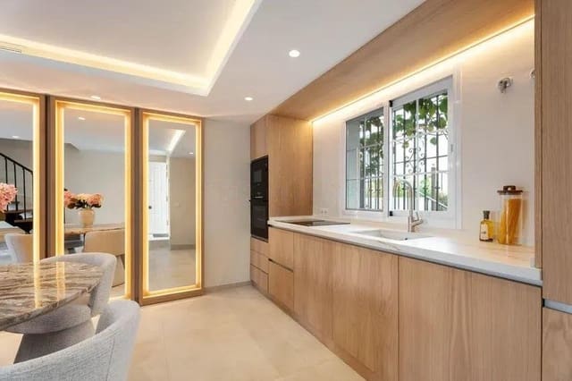 Casa de 3 habitaciones en Lomas De Marbella, Marbella en venta con piscina garaje - 1.494.000 € (Ref: 9452770)