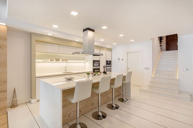 3 soveværelse Lejlighed til salg i Puerto Banus, Marbella med swimmingpool garage - € 1.995.000 (Ref: 9453234)