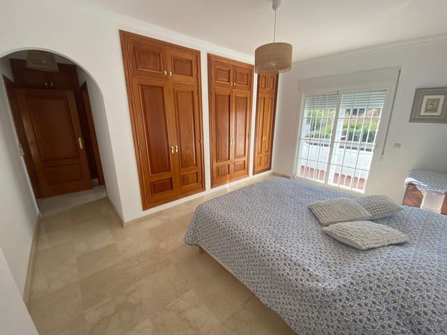 4 soveværelse Villa til salg i Mijas Costa, Mijas med swimmingpool - € 815.000 (Ref: 9456165)