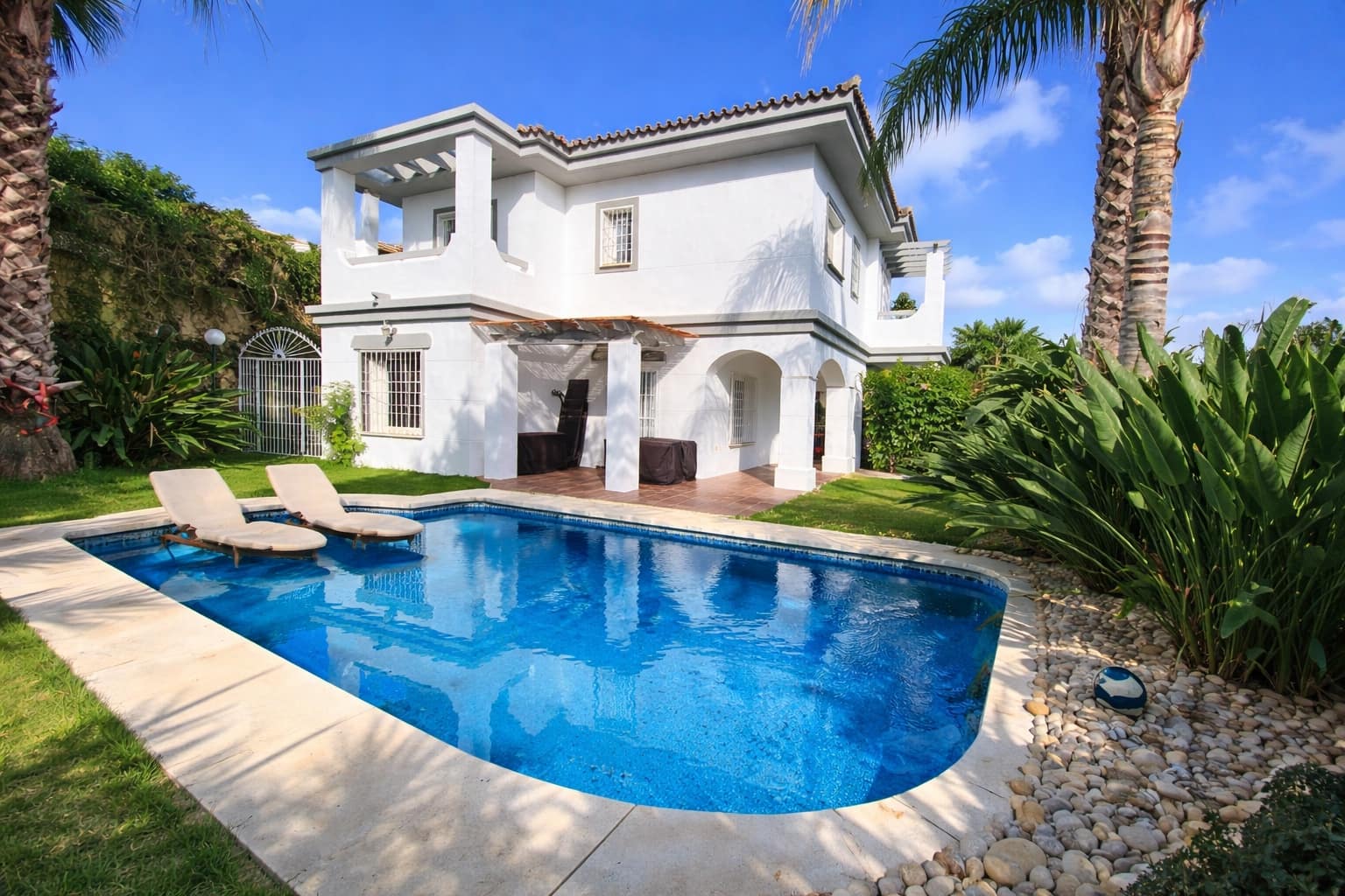 4 bedroom Villa for sale in Mijas Costa with pool - € 815,000 (Ref: 9456165)