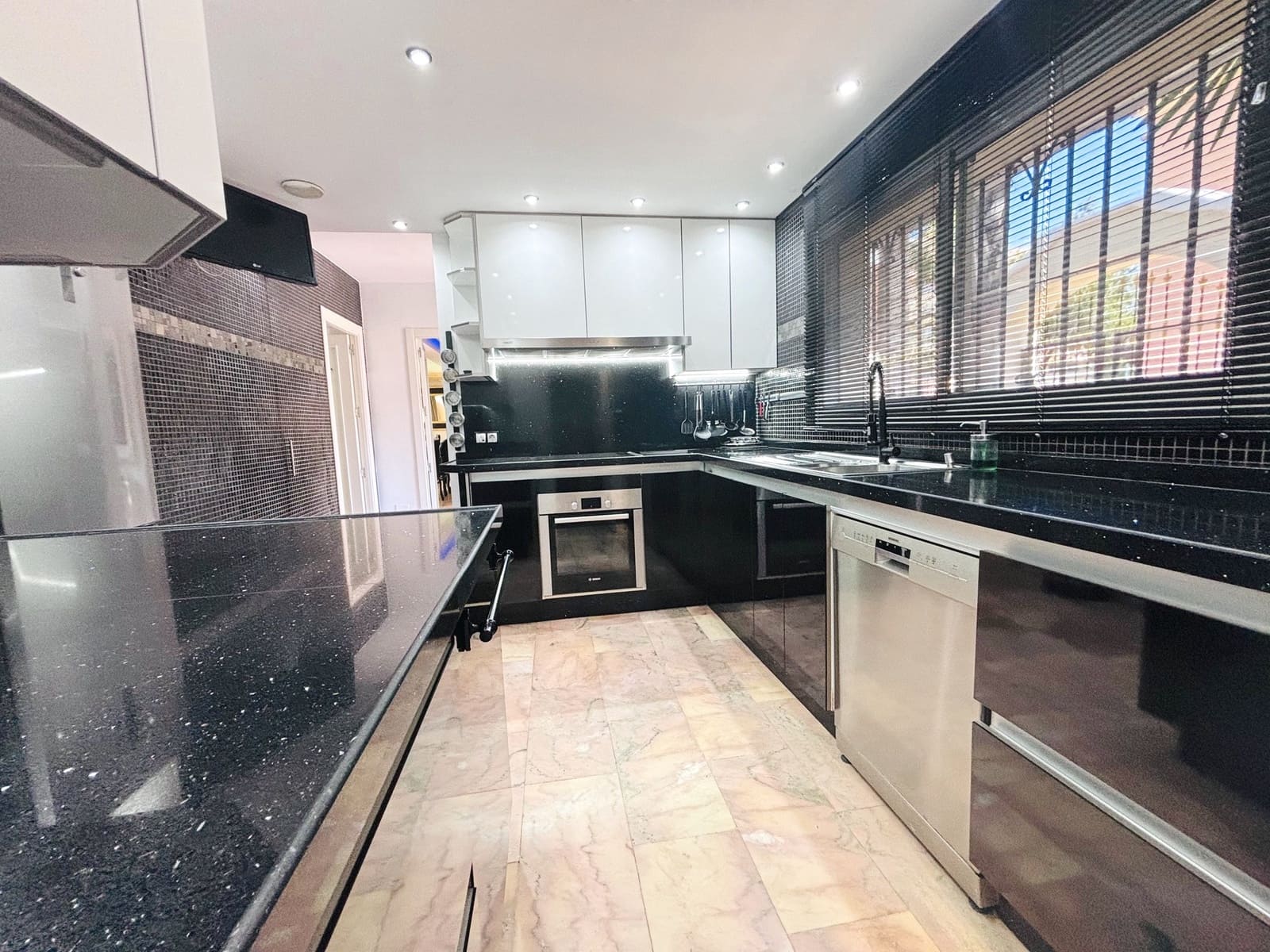 3 chambre Villa/Maison à vendre à Marbella avec piscine garage - 1 350 000 € (Ref: 9518787)