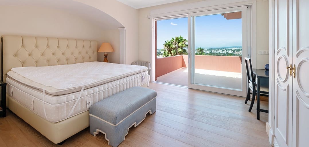 8 bedroom Villa for sale in El Paraiso with pool garage - € 3,995,000 (Ref: 9533609)
