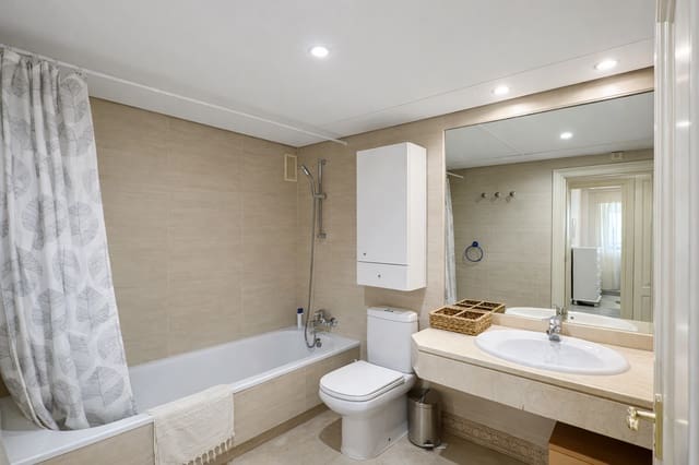 2 soverom Leilighet til salgs i Puerto Banus, Marbella med svømmebasseng garasje - € 660 000 (Ref: 9535790)