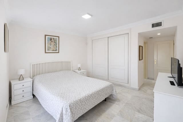 2 soveværelse Lejlighed til salg i Puerto Banus, Marbella med swimmingpool garage - € 660.000 (Ref: 9535790)