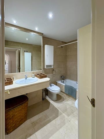 2 soveværelse Lejlighed til salg i Puerto Banus, Marbella med swimmingpool garage - € 660.000 (Ref: 9535790)