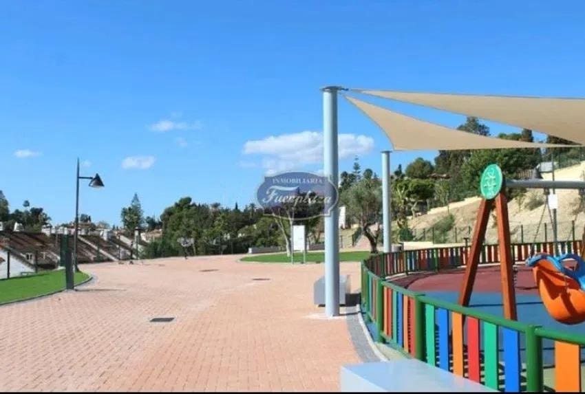 5 soveværelse Semi-Rækkehus til salg i Mijas Costa med swimmingpool garage - € 495.000 (Ref: 9537269)