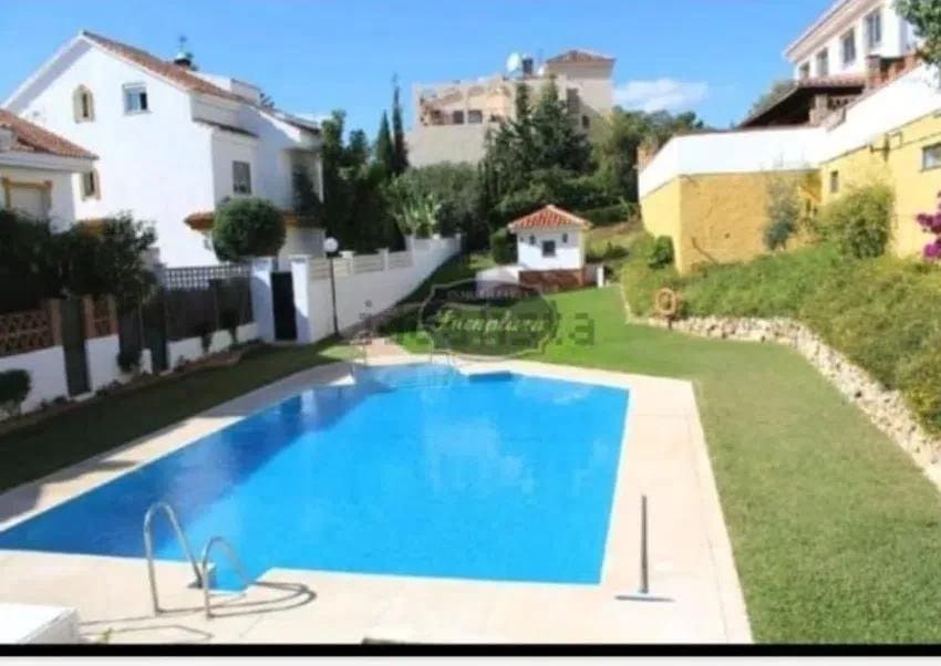 5 soveværelse Semi-Rækkehus til salg i Mijas Costa med swimmingpool garage - € 495.000 (Ref: 9537269)