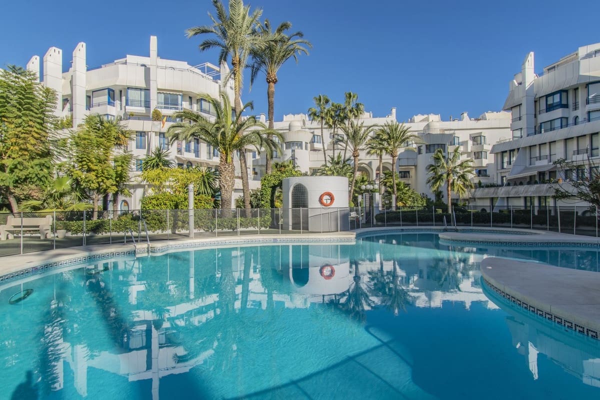 Ático de 3 habitaciones en Marbella en venta con piscina garaje - 935.000 € (Ref: 9537270)