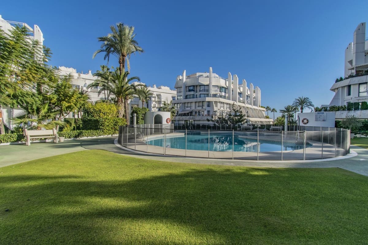 Ático de 3 habitaciones en Marbella en venta con piscina garaje - 935.000 € (Ref: 9537270)