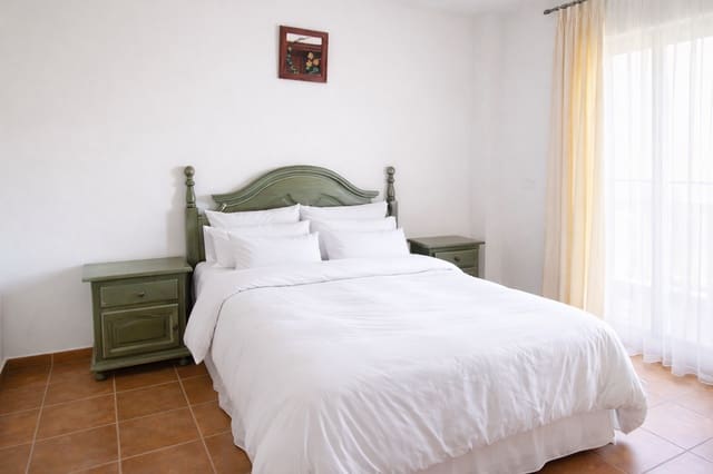 6 soverom Kjedet enebolig til salgs i San Pedro de Alcántara Pueblo, Marbella med svømmebasseng garasje - € 600 000 (Ref: 9543428)