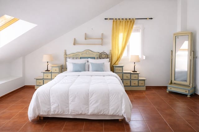 6 soverom Kjedet enebolig til salgs i San Pedro de Alcántara Pueblo, Marbella med svømmebasseng garasje - € 600 000 (Ref: 9543428)