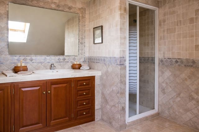 6 soverom Kjedet enebolig til salgs i San Pedro de Alcántara Pueblo, Marbella med svømmebasseng garasje - € 600 000 (Ref: 9543428)