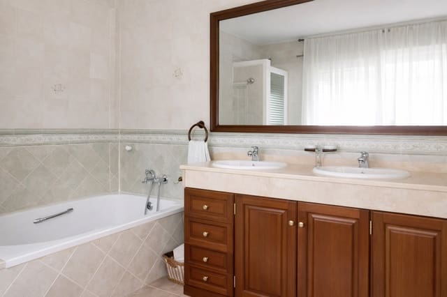 6 soveværelse Semi-Rækkehus til salg i San Pedro de Alcantara, Marbella med garage - € 677.000 (Ref: 9543428)