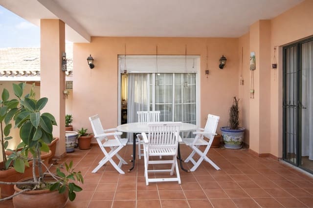 6 soverom Kjedet enebolig til salgs i San Pedro de Alcántara Pueblo, Marbella med svømmebasseng garasje - € 600 000 (Ref: 9543428)