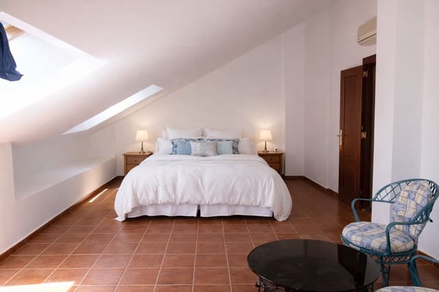 6 sypialnia Dom blizniak na sprzedaż w San Pedro de Alcantara, Marbella z garażem - 599 000 € (Ref: 9543428)