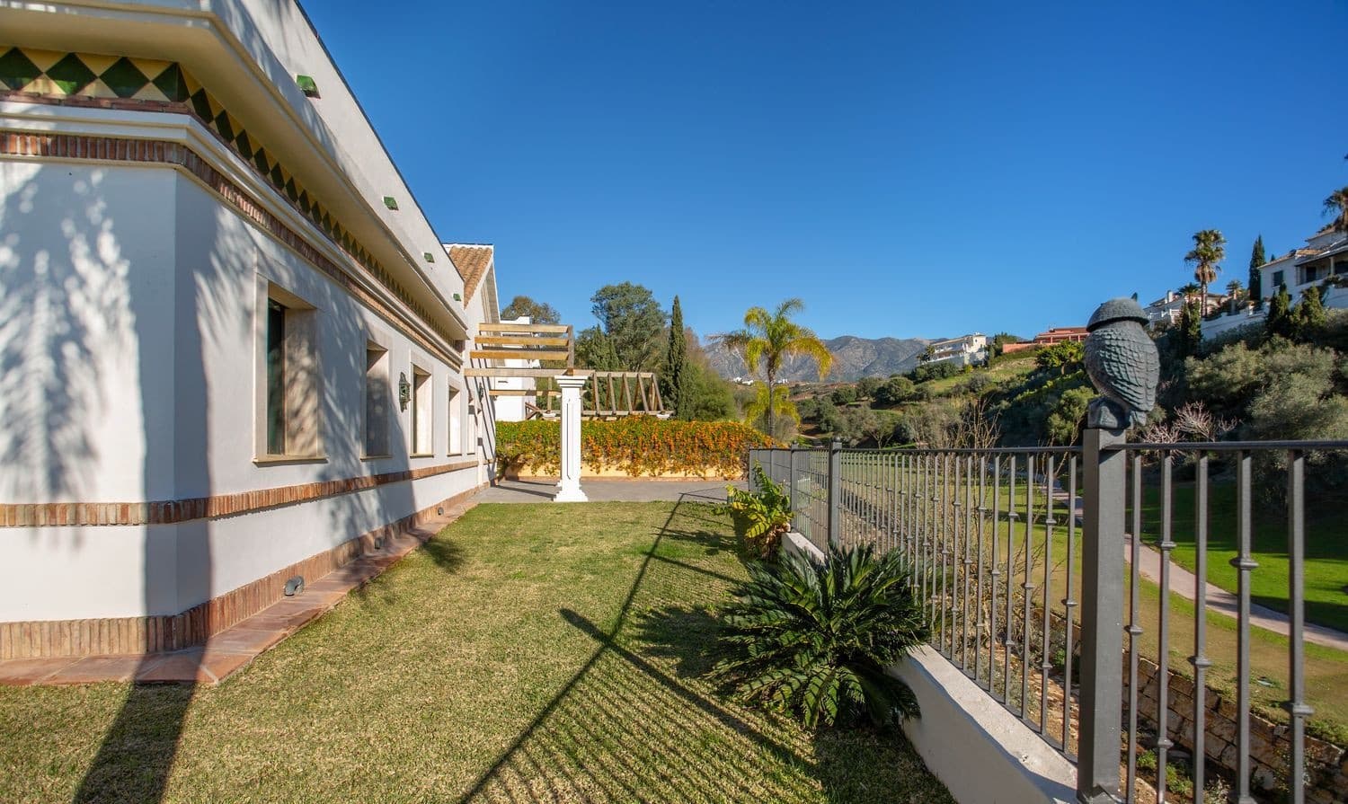 5 sovrum Villa till salu i Mijas Costa med pool garage - 1 600 000 € (Ref: 9547909)