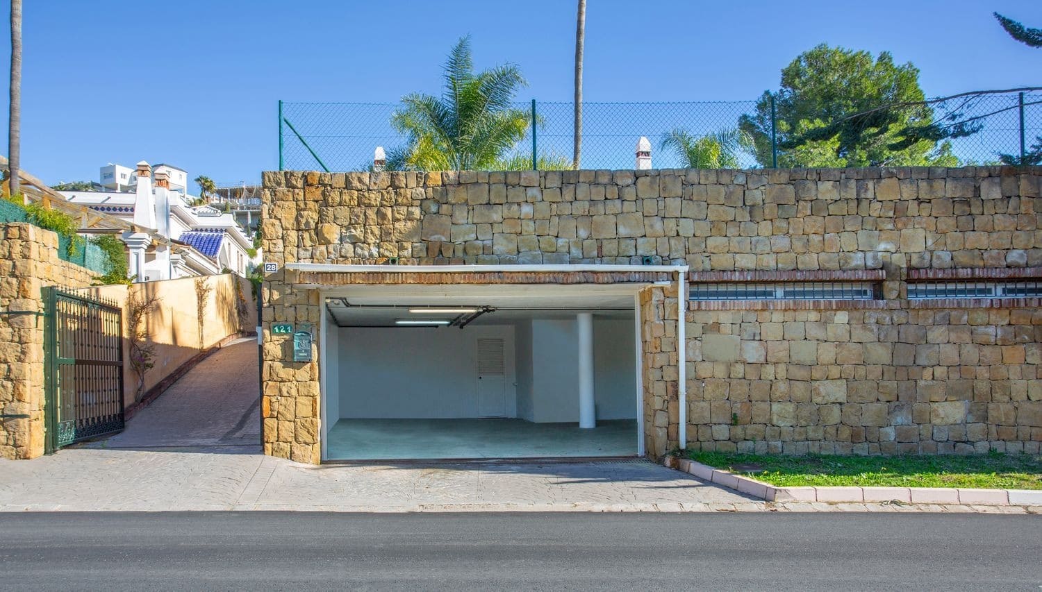 5 sovrum Villa till salu i Mijas Costa med pool garage - 1 600 000 € (Ref: 9547909)
