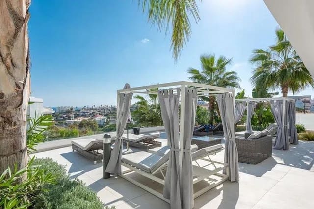 Apartamento de 2 habitaciones en Castillo Sohail, Fuengirola en venta con piscina garaje - 594.000 € (Ref: 9561635)